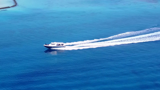 以透明的有白色沙子背景的水观测豪华岛屿海滩时间的空气视频