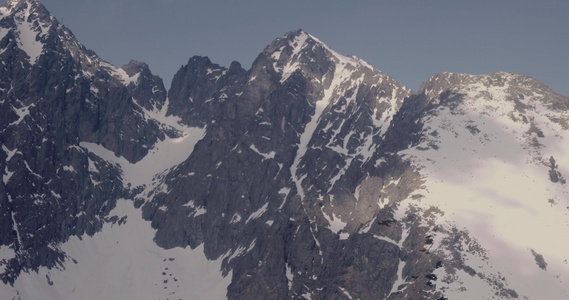 在高塔特拉山脉的鸟瞰图TranskaLomnica视频