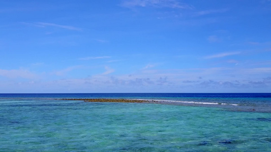 利用蓝海和白沙底蓝海进行宁静的环礁湖海滩休息的空中视频