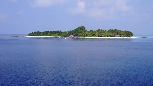 利用蓝绿水和白沙土背景的蓝色绿水进行完美的岛屿海滩视频