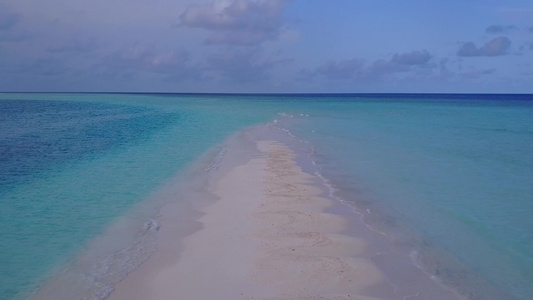 蓝海和白沙底蓝海的天堂度假胜地海滩野生生物空中无人驾驶视频