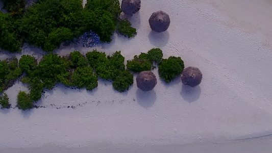 热带旅游海滩航行的空中旅游由蓝海和干净的沙质背景视频