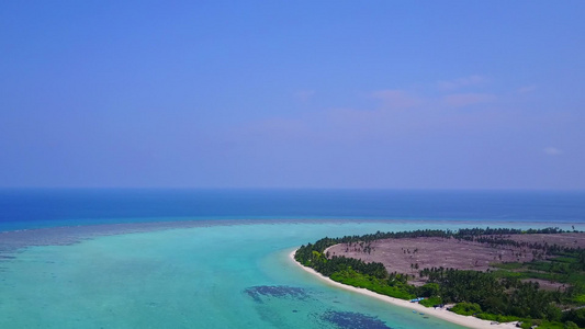 浅海白沙背景下美丽海滨海滩航程的无人机航拍视频