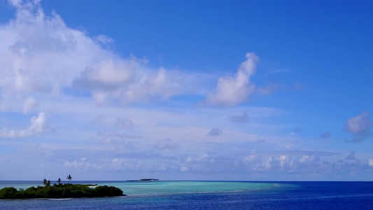 干净沙滩背景下蓝海放松海湾海滩冒险的无人机空中景观视频