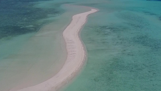 蓝海和白沙底蓝海及白色沙地背景的土著度假村海滩野生视频