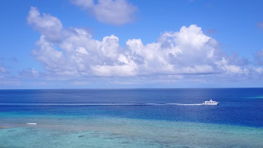 以透明的海洋和白色沙尘背景进行天堂海岸海滩航行的空中视频