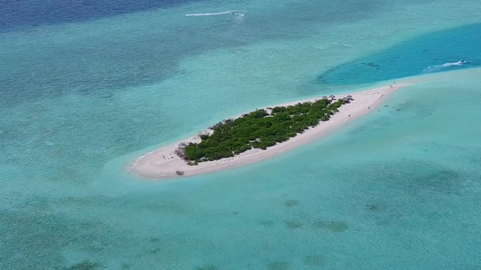 以蓝海和白沙为背景的海滩航程的豪华海岸线摘要视频