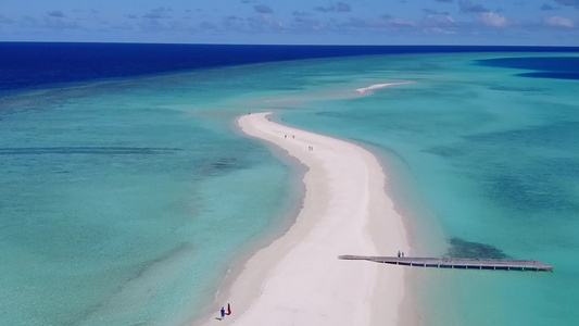 美丽的环礁湖海滩冒险飞行的空中旅行由白沙底蓝水进行视频