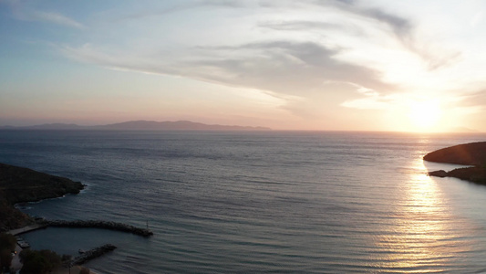 空中无人驾驶飞机观望着美丽的日落在峡湾的海边视频