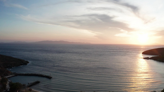 空中无人驾驶飞机观望着美丽的日落在峡湾的海边视频