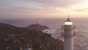 日落时在西班牙的海面风云下能看到波贝托里南灯塔和粉色25秒视频