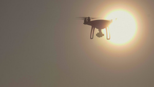无人驾驶飞机向右飞去太阳重叠空中近视慢动作14秒视频