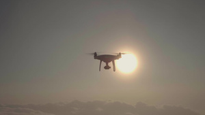 无人机飞向太阳13秒视频