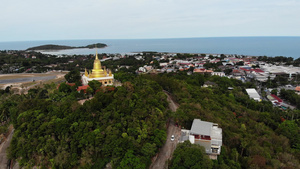 森林之间的经典佛教寺庙从无人机上方可以看到泰国山附近17秒视频