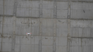 无人机对准混凝土墙壁7秒视频
