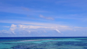 利用蓝海和白沙滩背景参观海洋岛屿海滩探险的空中观光旅游9秒视频