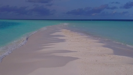 干净的沙质背景的水蓝色泻湖的天堂海滨海滩生活方式无人机视频