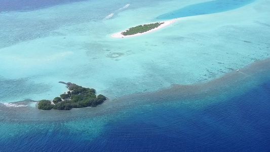 以蓝海和白沙底为背景放松海岸线海滩航程的空中观视性质视频