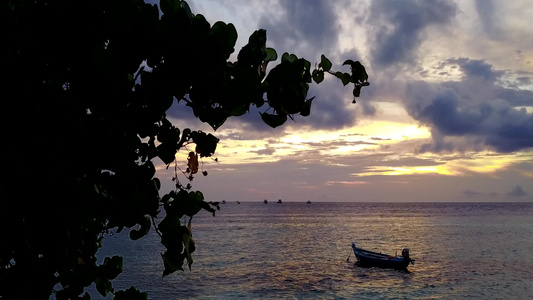 海上海岸海滩以蓝海和白沙底背景的蓝色海为间断视频