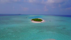 以透明有白色沙沙底面的海洋为伴的旅游海滩度假14秒视频