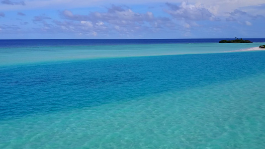 观看豪华海湾海滩以蓝水和白色沙滩背景打破海滩的风景视频