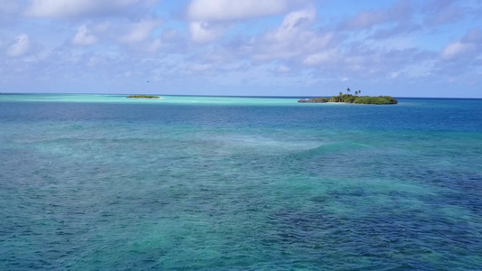 蓝色绿色海和白色沙尘背景旅游海滩航行的豪华无人驾驶视频