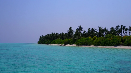 通过透明有白沙背景的海洋放松环礁湖海滩时间的空中空中视频