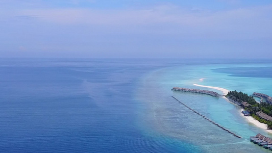 蓝海和浅沙背景的天堂环礁湖海滩野生生物空中无人驾驶视频