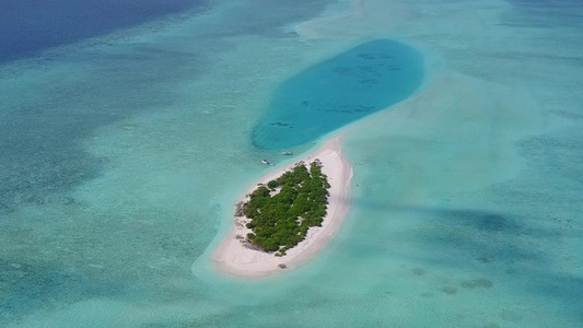 田园诗般的海岸线海滩度假的无人机空中天空由水蓝色的视频