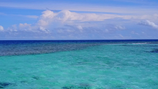 以透明的海洋和白色沙沙底背景进行美丽的海岸海滩时间视频