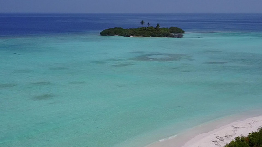 以浅沙背景的清水航行的伊德利克湾海滩风景视频