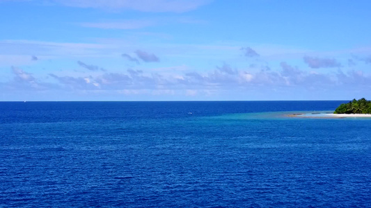 蓝色绿色海洋和白色沙滩背景的热带海观海滩假日的空中视频