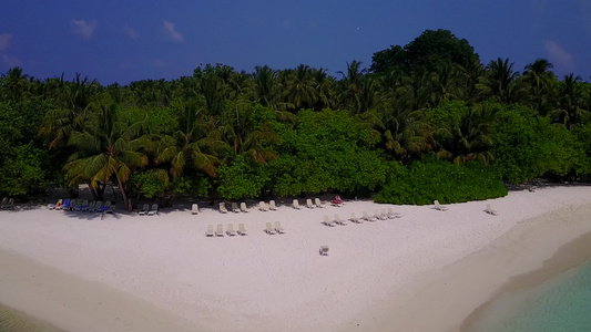 以白色沙土背景浅水为伴有白沙底浅水的完美海岸海滩度假视频