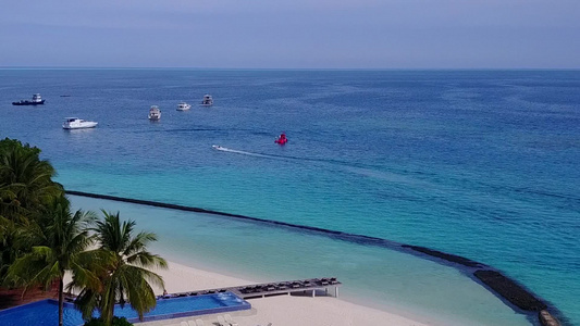 由浅水和清洁沙土背景的浅水进行海滨海滩之游旅行视频