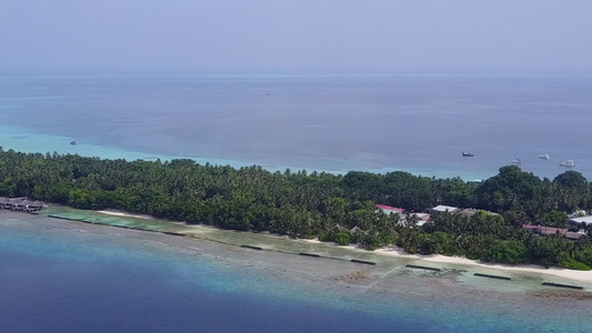 蓝绿水和浅沙背景的完美海滩视频