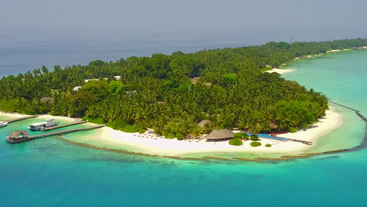 通过蓝海和白色沙滩背景的蓝色海进行完美的岛屿海滩冒险视频