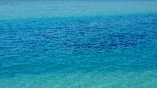 以蓝海和白沙为背景的环礁湖海滩视频