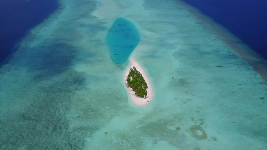 白沙背景蓝海异国海岸海滩冒险的空中无人机全景视频