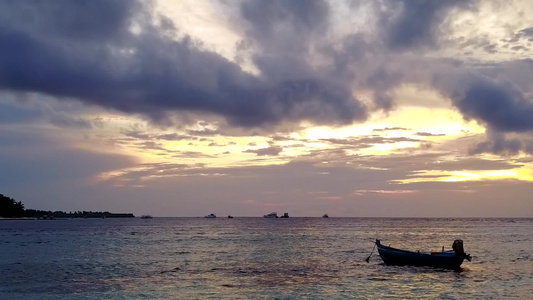 浅海和白沙底浅海和白沙地背景的间长环礁湖海滩飞行视频