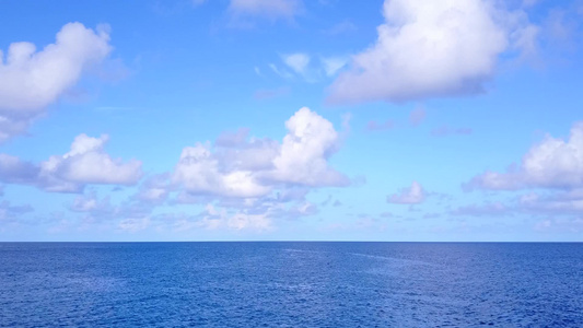 蓝海白沙背景的异国旅游海滩空中景观视频