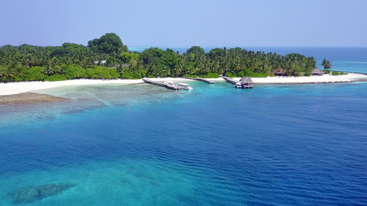 清澈的大海和白沙背景下的热带海岸线海滩旅行空中景观视频