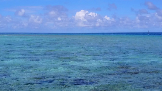田园诗般的海岸线海滩时间的空中无人机景观由清澈的大海视频