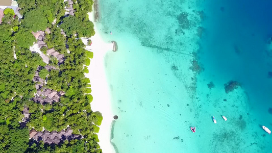 以蓝海和白沙为背景的海底环礁湖海滩度假旅行视频