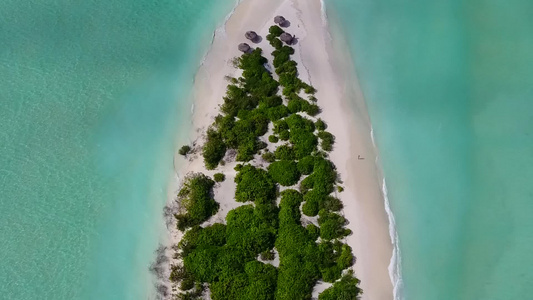 以蓝绿色环礁湖和白沙底背景放松海岸海滩度假的空气性视频