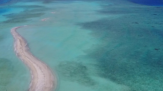 以透明的环礁湖和明亮的沙地背景来放松海湾海滩度假的视频