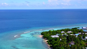 利用蓝水和清洁沙地背景进行海边海滩旅行的外国风景空中10秒视频