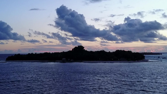 蓝绿海洋和白沙背景下豪华海岸海滩时间的空中无人机性质视频