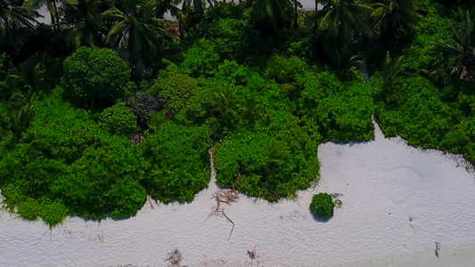 蓝海和清洁沙地背景的放松度假度假胜地海滩之行的空中视频