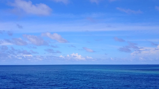 透明海面和白色沙滩背景的热带海湾海滩视频