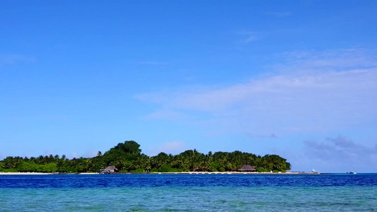 以透明的海面和白色沙滩背景观察美丽的环礁湖海滩冒险视频